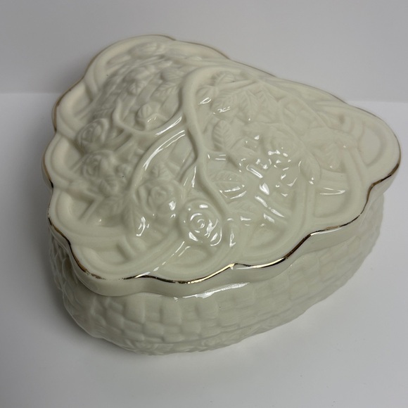 Hampton collection Other - Hampton Collection ivory porcelain heart-shaped trinket box